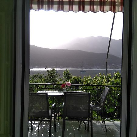 Gialos Yénion Buitenkant foto