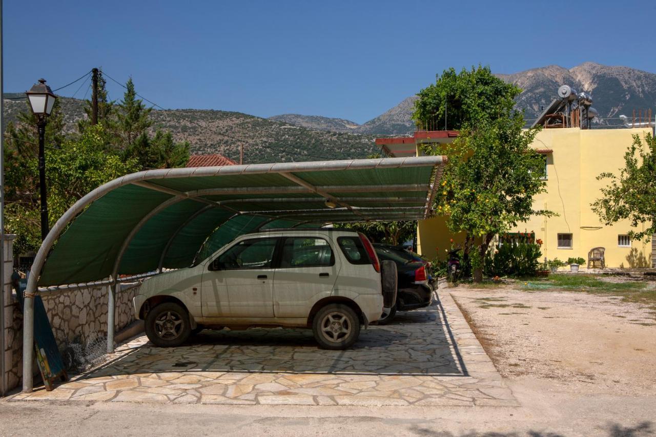 Gialos Yénion Buitenkant foto