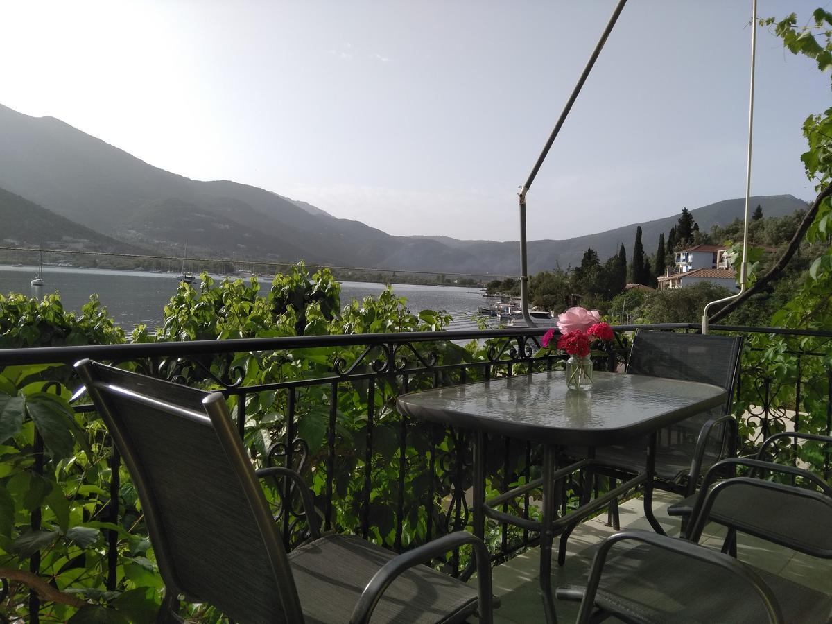 Gialos Yénion Buitenkant foto