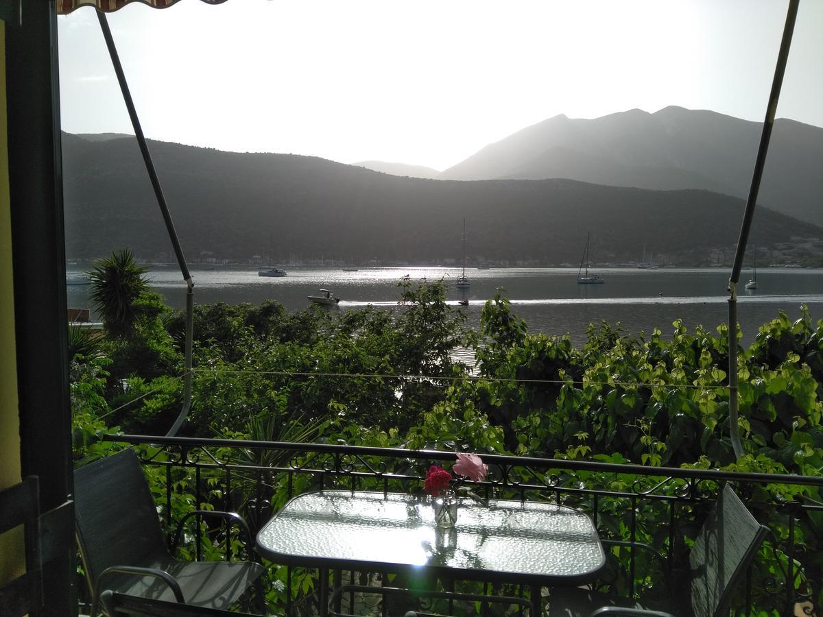 Gialos Yénion Buitenkant foto